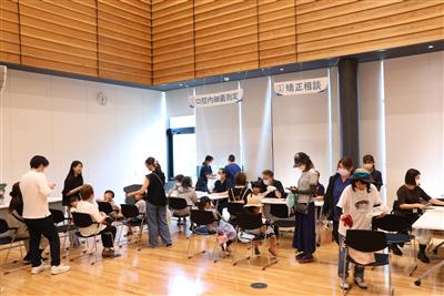口腔内細菌測定に並ぶ来場者