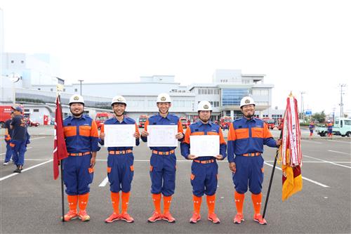 小型ポンプの部で優勝した八代方面隊　第27分団（昭和校区）の皆さん