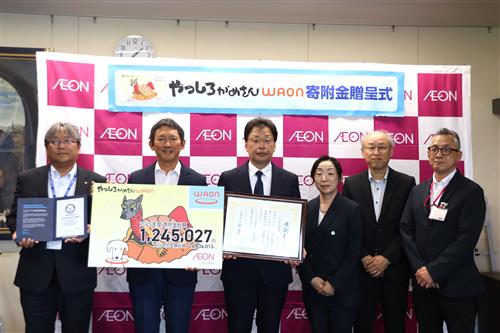 左から西村一章経済文化交流部長、小野市長、中川伊正代表取締役社長、武富恭子執行役員 熊本・築後事業部長、山口長臣イオン八代店店長、柴田幸男マックスバリュ八代店店長