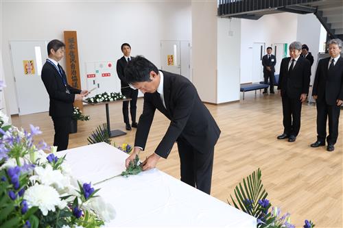 坂本支所で献花を行う小野市長