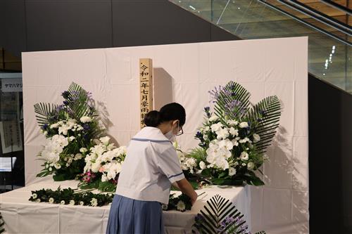 市役所本庁での献花の様子