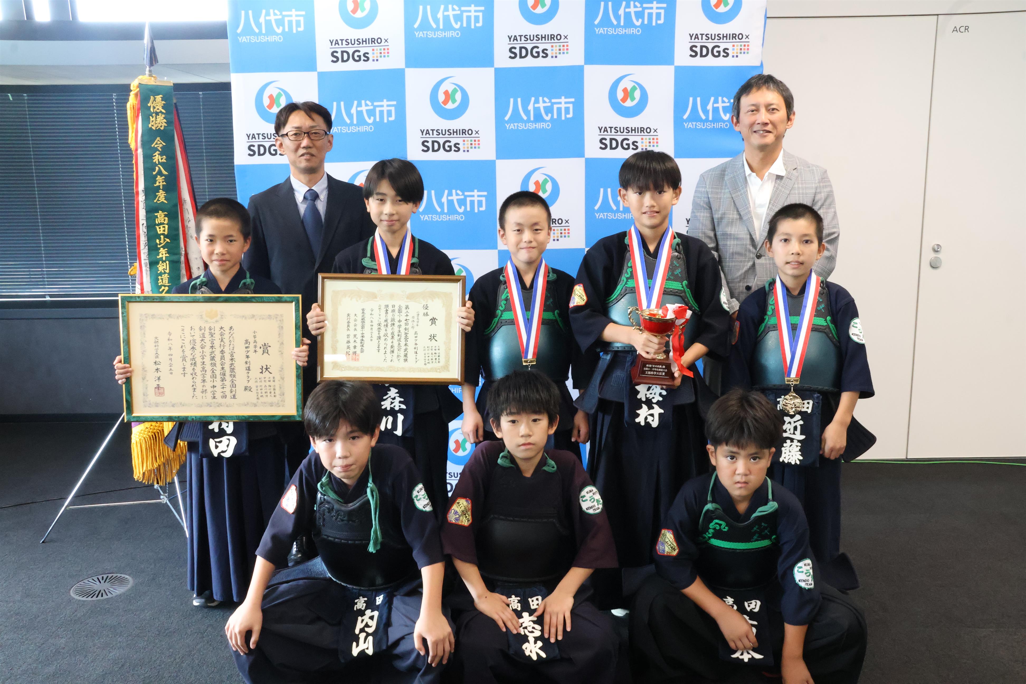 優勝した選手・監督らと小野市長