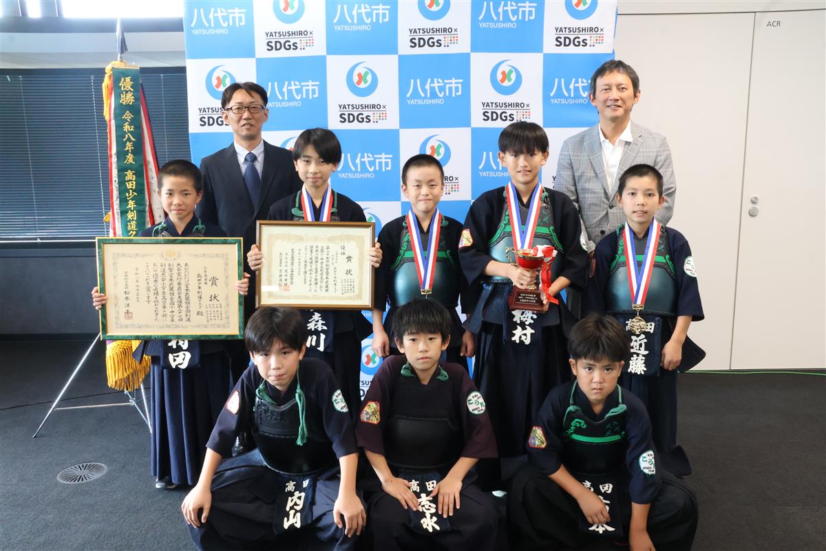 優勝した選手・監督らと小野市長の画像