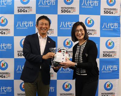 小野市長（左）と張芳宇　国立清華大学芸術学院長（右）