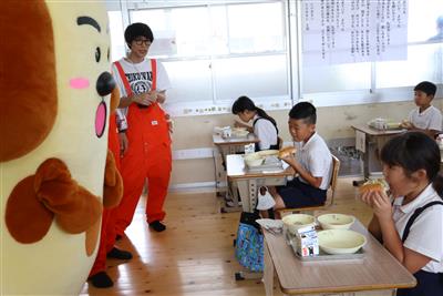 「ちくワン」といっしょに味わう児童たち