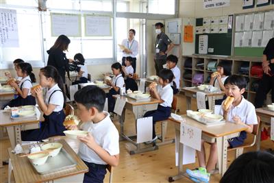 「ちくワンドッグ」をおいしそうに食べる児童　　