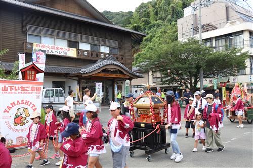 温泉街を練り歩く子どもたち２
