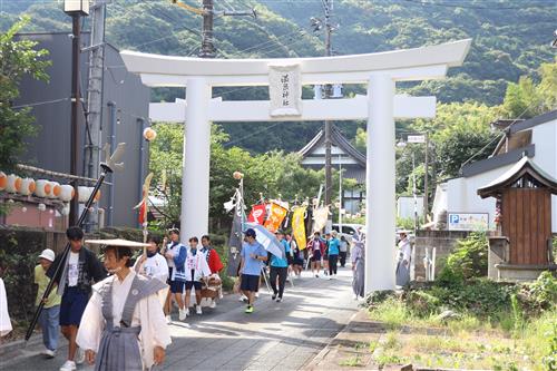 温泉街を練り歩く子どもたち