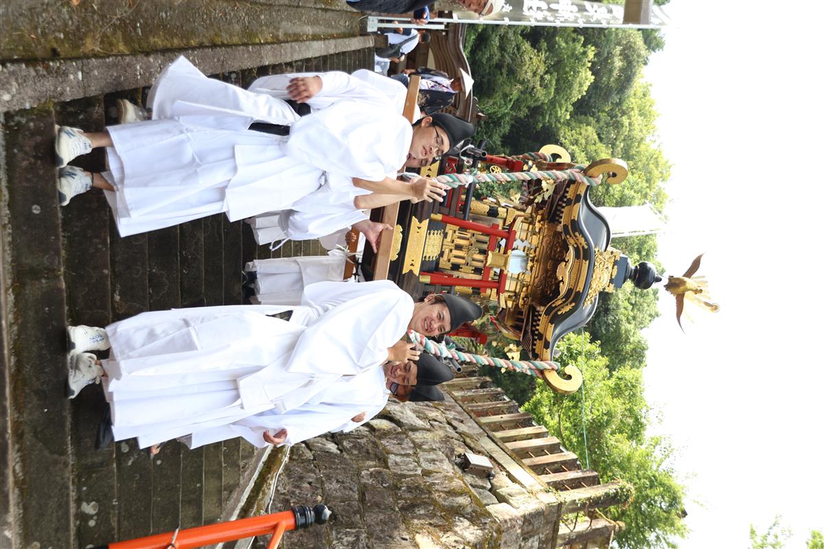 神輿を担ぐ住民の画像