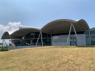 地震後の博物館外観1