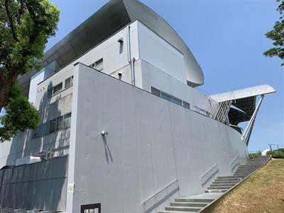 地震後の博物館外観2