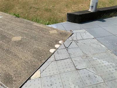 地震後の博物館外観4
