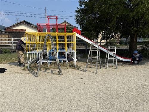 遊具に塗装を行う組合員たち