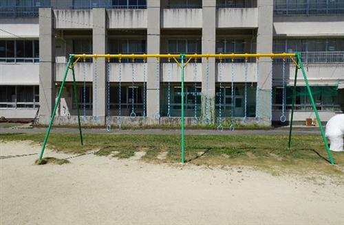 きれいに塗装された雲梯と吊り輪
