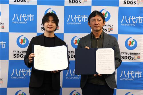 柳瀬COO(左)、小野市長(右)