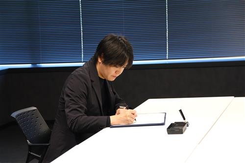 調印式の様子（柳瀬COO）