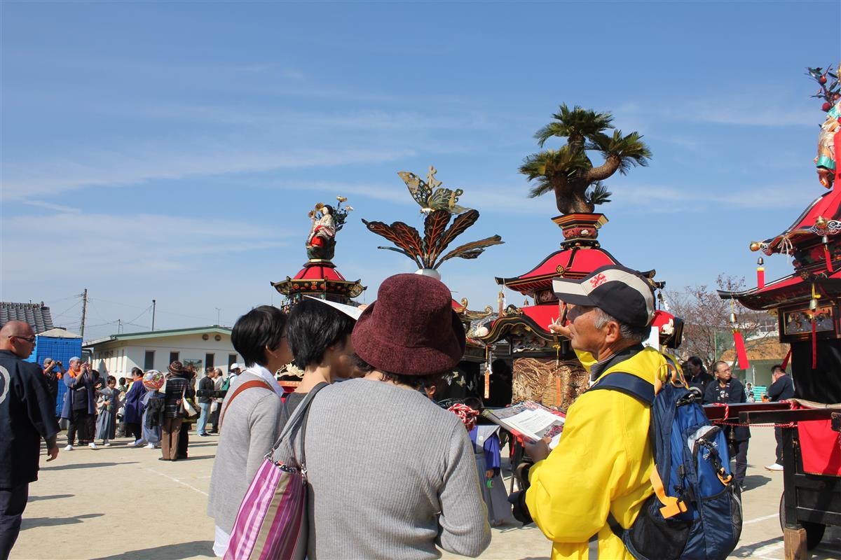 妙見祭の笠鉾の魅力をガイド中