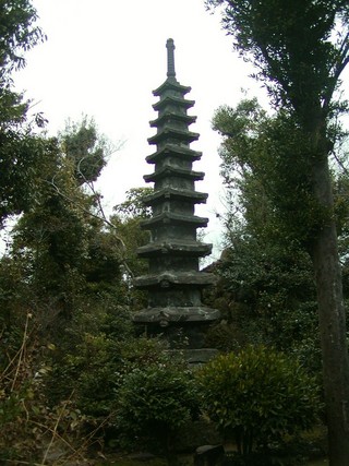 十三重石塔.JPG