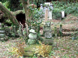御小袖塚と顕孝寺跡(新免武蔵塚).JPG