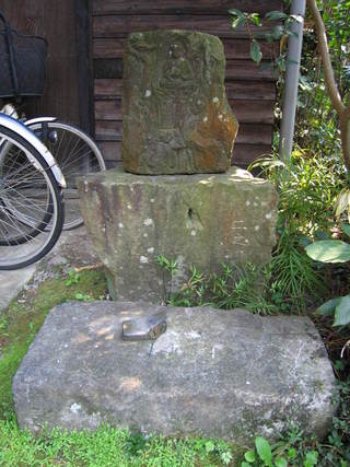 医王寺の浄心石塔.JPG