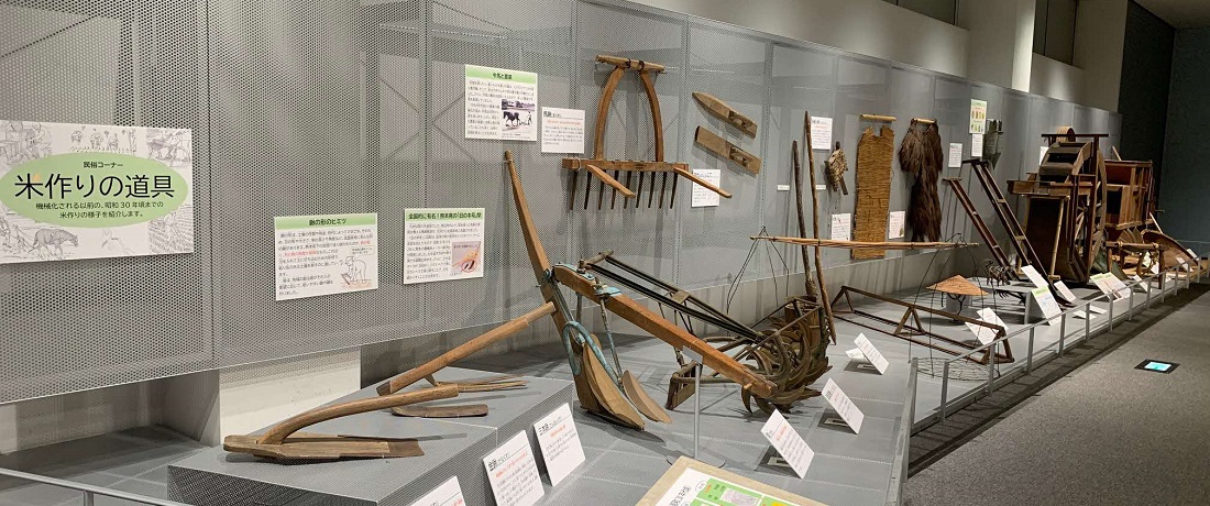 先人たちの知恵と労苦を伝える機械化される前の米作りの道具を展示