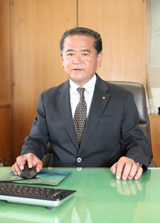 中村市長（机）-2.jpg