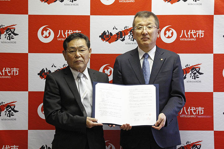 左から岩原代表取締役社長と田中副市長