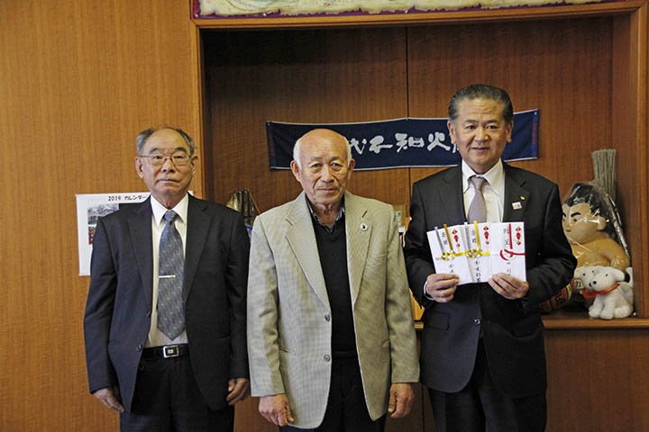 左から芦塚代表取締役社長、古田さん、中村市長