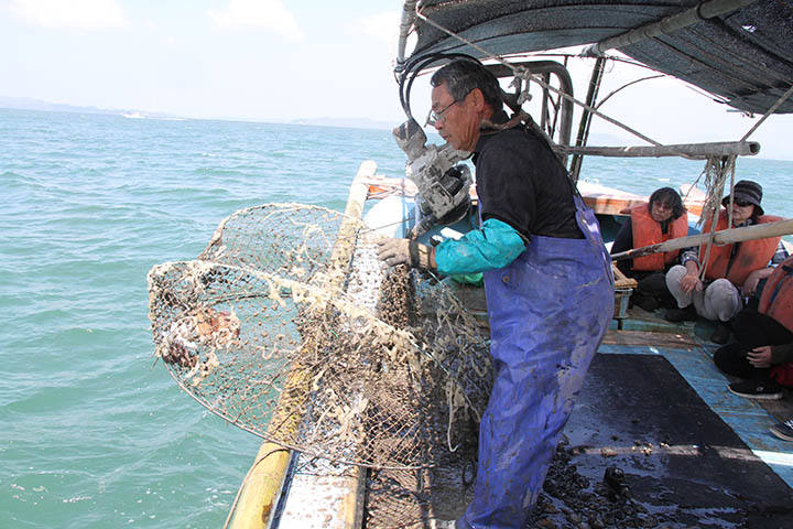 伝統漁法を披露する漁師