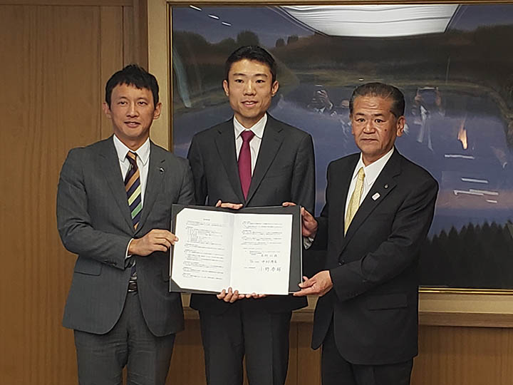 左から小野副知事、木村仁哉代表取締役、中村市長
