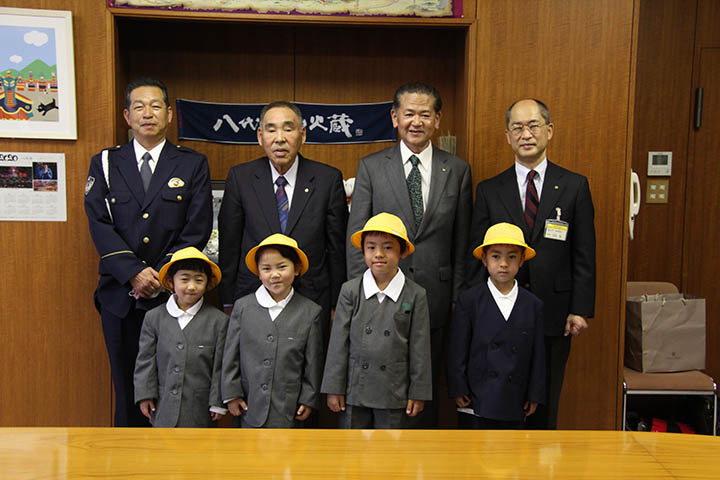 帽子を受け取った新小学1年生の4人（前列）
