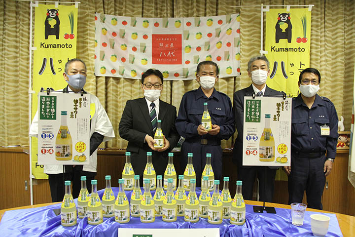 新商品をPRする吉村代表取締役社長（左から2番目）