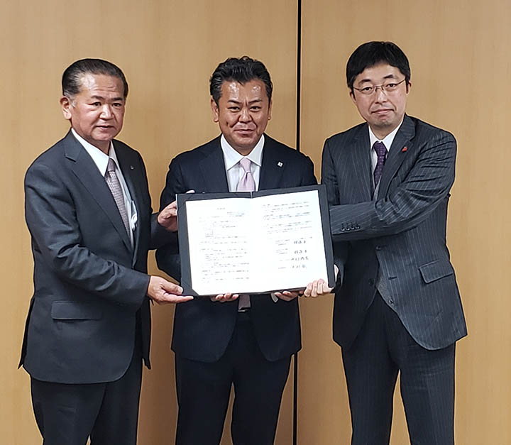 左から中村市長、賴藤竜一代表取締役会長、木村敬熊本県副知事