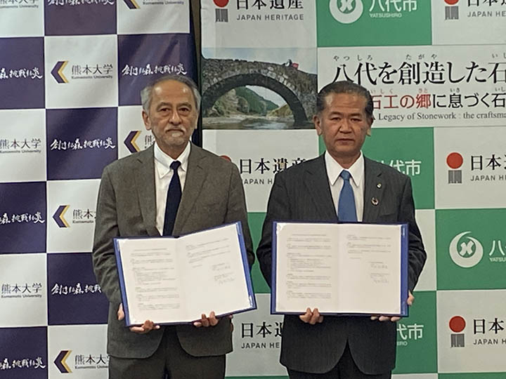 協定に調印した熊本大学の原田信志学長（左）と中村市長（右）