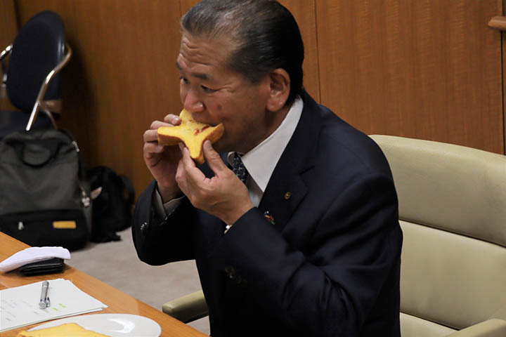 食パンを食べる中村市長