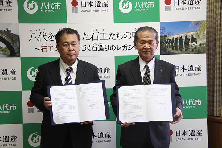 協定書を手にする田中支店長（左）と中村市長