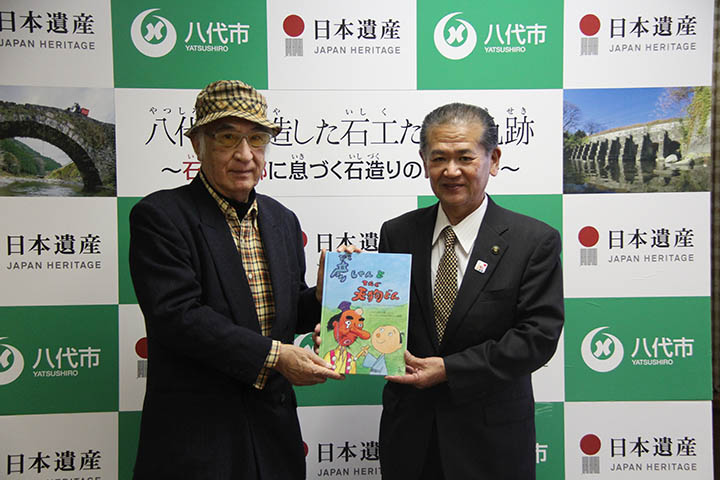 絵本を中村市長に手渡す松島さん（左）