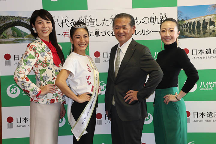 グランプリに輝いた岡崎さん(左から2番目)