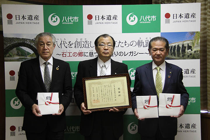 左から藤本町長、重松代表取締役、中村市長