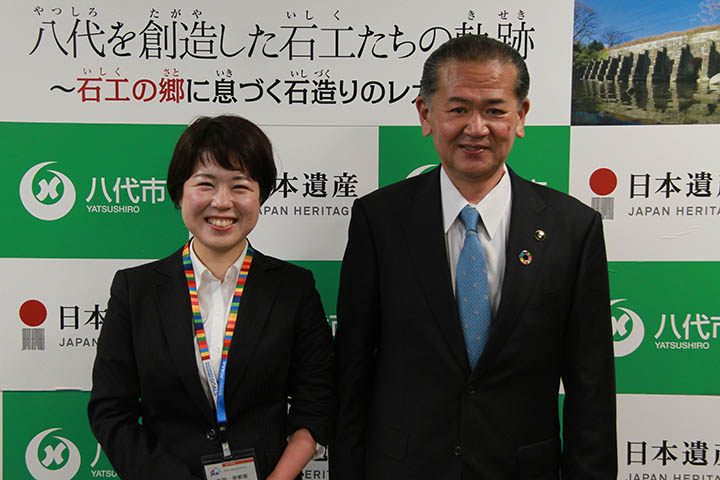 吉田さん(左)と中村市長(右)