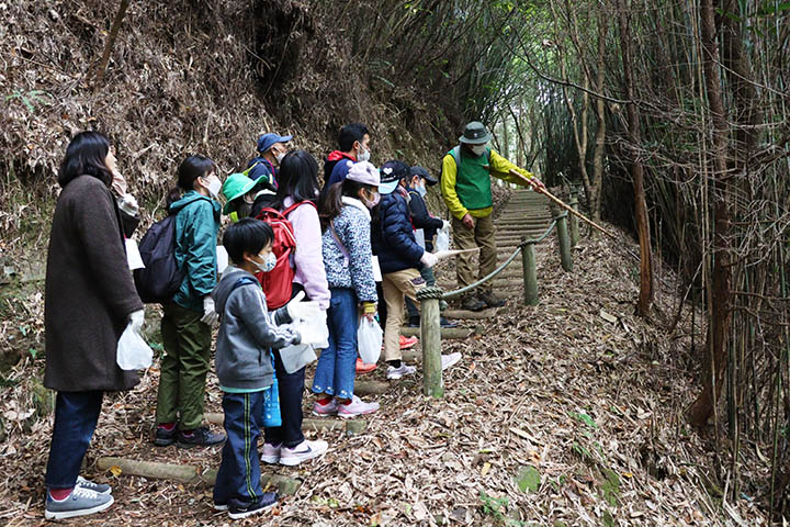 森林について説明をする熊本県森林インストラクター