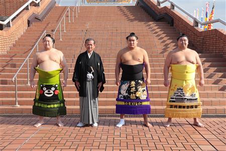 左から千代の海関、中村市長、豊昇龍関、正代関