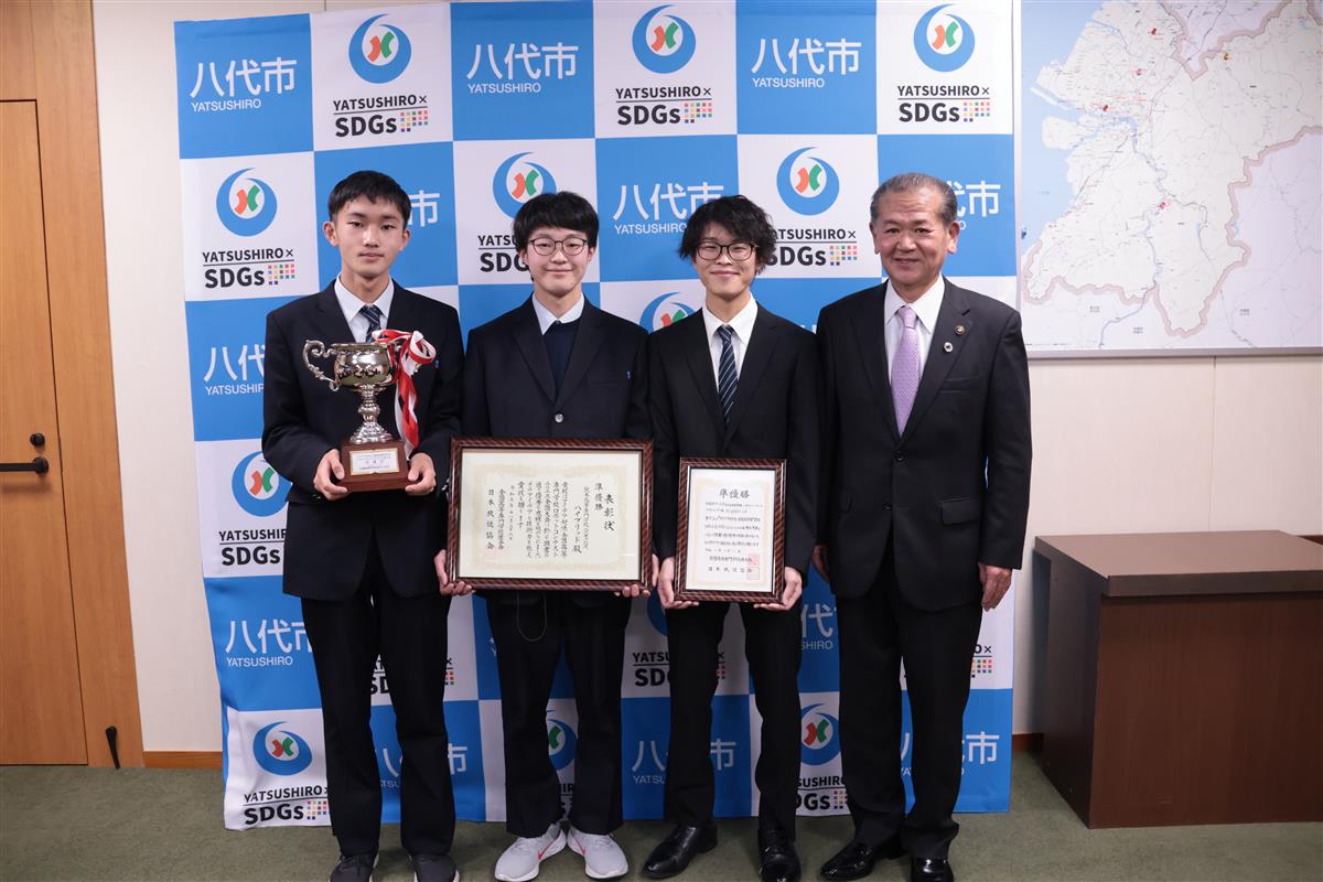 左から満永礼さん、齋藤広平さん、有馬無限さん、中村市長
