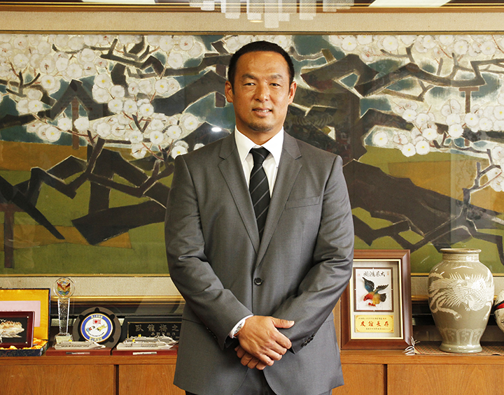 中村市長に引退報告のため市役所を訪れた松中信彦選手
