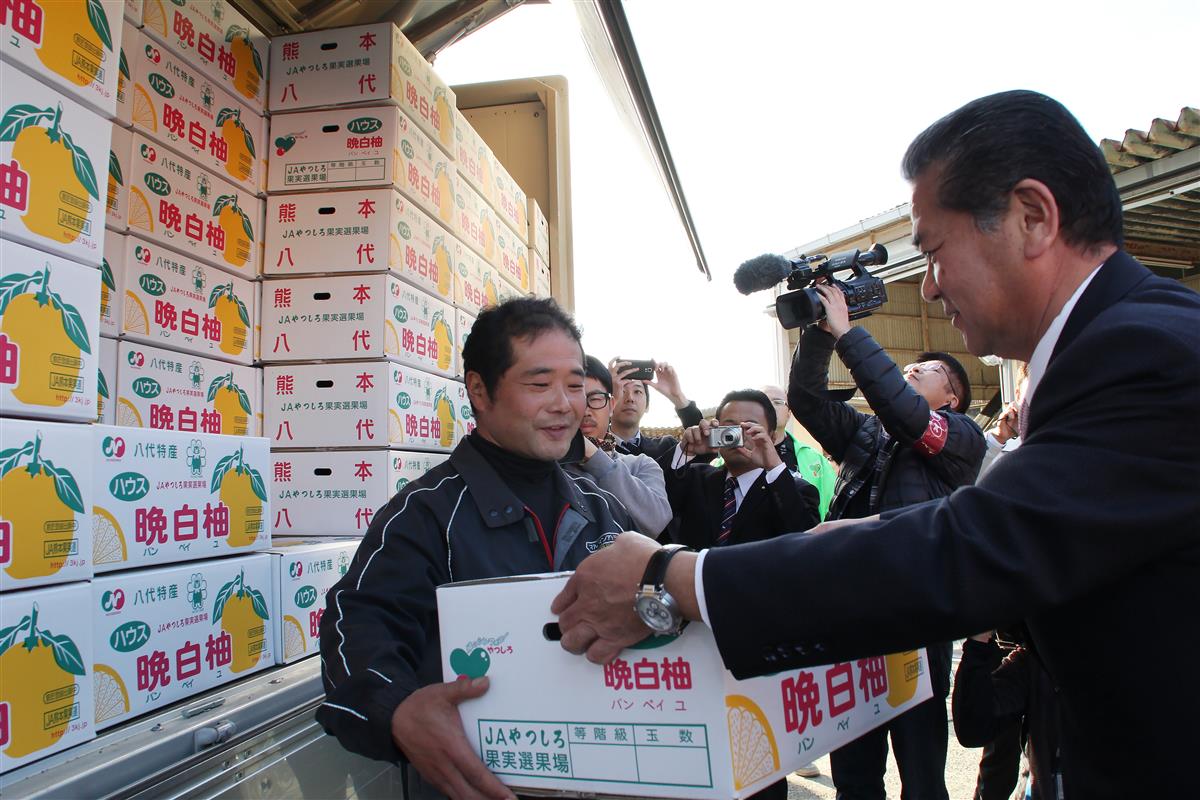 ▲晩白柚を輸送トラックに積み込む中村博生市長（右）