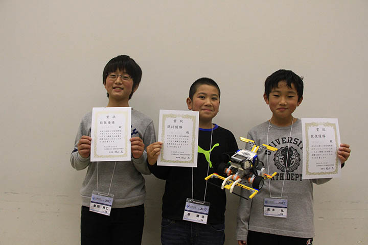 競技部門で優勝した豊田さん（左）、泉さん（中央）、満永さん（右）