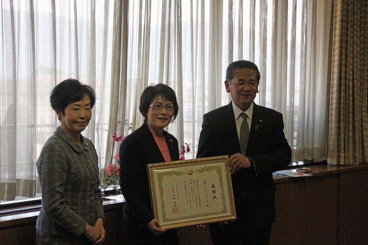 寄附をした国際ソロプチミスト八代の上野会長（中央）、守田さん（左）