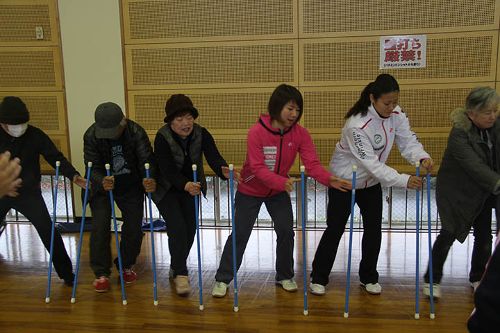 地域の人とスポーツを楽しむ藤井選手（右から3番目）、垣岩選手（同2番目）